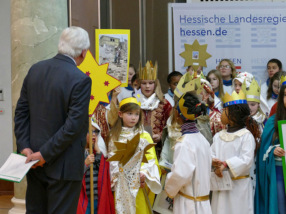 Naumburger Sternsinger zu Besuch beim Hessischen Ministerpräsidenten Volker Bouffier (Foto: Karl-Franz Thiede)